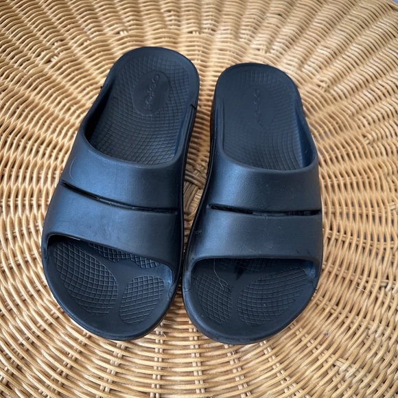 OOFOS Sandals - Picture 2 of 4